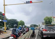 Motor Nyangkut di Tiang Lampu Lalu Lintas, Heboh di Kanada