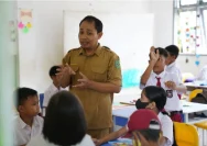 Perjuangan Guru SD yang Mengajar Selama 22 Tahun dengan Jarak 50 Ribu Rupiah