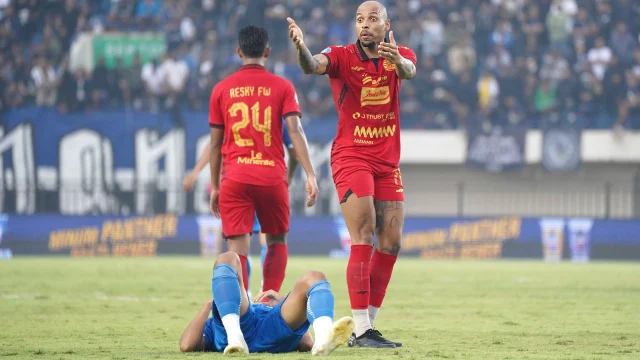 Persija vs Persib: El Clasico Indonesia Berakhir Remuk, Eduardo Melepas Amarah pada Beckham Putra