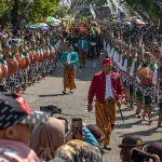 Ribuan Warga Demak Sambut Kirab Tumpeng Songo dan Gunungan Hasil Bumi Grebeg Besar