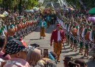 Ribuan Warga Demak Sambut Kirab Tumpeng Songo dan Gunungan Hasil Bumi Grebeg Besar