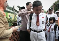 Taj Yasin Maimoen Membawa Senyum Kembali kepada Siswa Korban Sekolah Roboh di Sragen