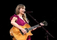 Taylor Swift Berikan Hadiah Gitar Bertanda Tangan kepada Fans Cilik Viral