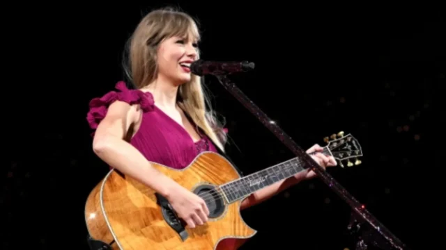 Taylor Swift Berikan Hadiah Gitar Bertanda Tangan kepada Fans Cilik Viral