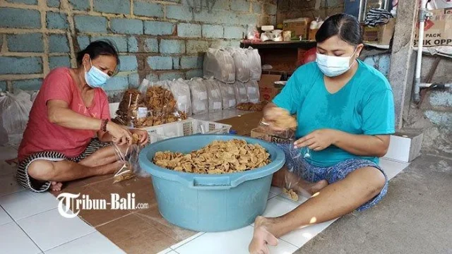 Usaha Keripik Ayam Biru Milik Ibu Rumah Tangga di Denpasar Meningkatkan Perekonomian