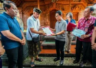 Wabup Badung Serahkan Akta Kematian dan Penghargaan Tertib Administrasi di Abiansemal
