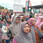 Warga Desa Gamong Berlarian Merebut Gunungan Hasil Bumi dalam Acara Sedekah Bumi