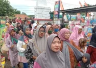 Warga Desa Gamong Berlarian Merebut Gunungan Hasil Bumi dalam Acara Sedekah Bumi