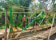 Warga Jambi Membangun Jembatan Darurat Sendiri dengan Semangat Gotong Royong