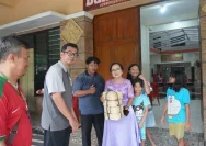 Yayasan Bina Keluarga Sehat Sejahtera Berbagi Daging Kurban di Semarang
