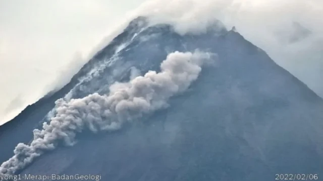 Awan Panas Guguran Gunung Merapi Meluncur 2 Kilometer ke Arah Barat Daya: Warga Diminta Waspada