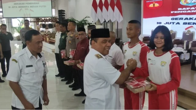 Bupati Semarang Awali Program Pembagian Bendera Merah Putih untuk Meningkatkan Rasa Nasionalisme
