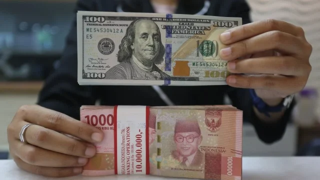 Dolar AS Menguat, Rupiah Melemah Hingga Rp18.019 per Dolar AS
