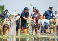 Gubernur Jawa Tengah Ahmad Luthfi Pimpin Gerakan Mageri Segoro Cegah Abrasi di Pantai Tirang