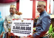 Gubernur Sulsel Serahkan Bantuan Rp15 Miliar Perkuat Infrastruktur dan UMKM di Selayar