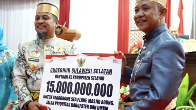 Gubernur Sulsel Serahkan Bantuan Rp15 Miliar Perkuat Infrastruktur dan UMKM di Selayar