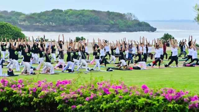 India dan Pemerintah Daerah Bali Ramaikan Hari Yoga Internasional di Bali