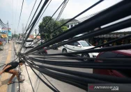 Kabel WiFi Semrawut di Jalan Sumber-Sulang: Bahaya bagi Masyarakat dan Keselamatan