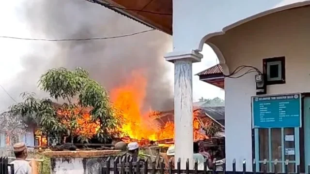 Kebakaran Besar di Desa Sebukar Kerinci: Warga Dikejar Api