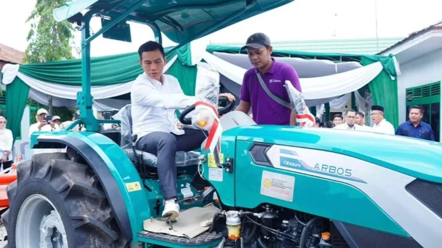 Lamongan Mendorong Swasembada Pangan dengan Pemberian Alsintan kepada Poktan