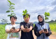 Mahasiswa KKN UIN Walisongo Tanam 50 Bibit Sirsak di Tanggul Sungai Desa Pecuk untuk Pelestarian Lingkungan