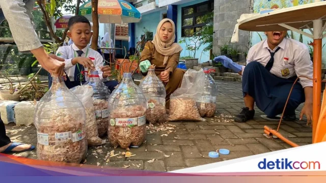 Mahasiswa UIN Walisongo Edukasi Siswa MTs Al Hikmah Pasir tentang Pemanfaatan Limbah Kulit Bawang Merah sebagai Pestisida Alami