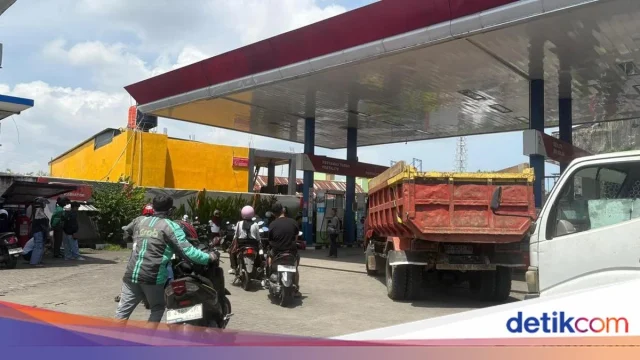 Makassar Menghadapi Kenaikan Harga BBM: Antrean Panjang dan Harga yang Melebihi Rp16.000