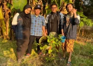 Menghijaukan Desa Geneng: Mahasiswa KKN dan Masyarakat Sumbang 550 Bibit Pohon