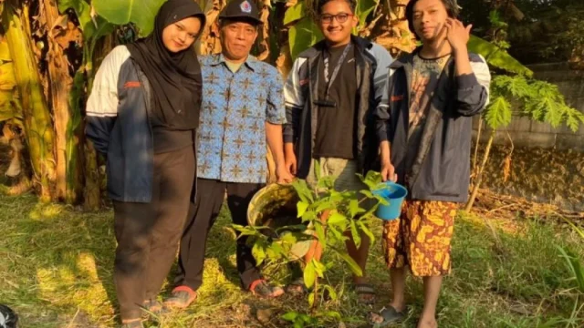 Menghijaukan Desa Geneng: Mahasiswa KKN dan Masyarakat Sumbang 550 Bibit Pohon