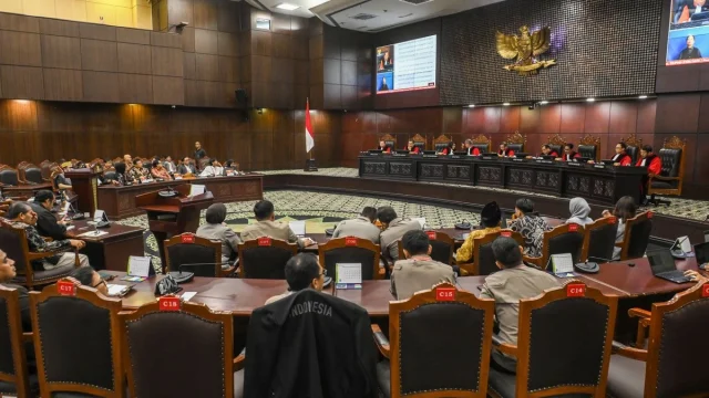 Mensesneg dan Pigai Bertengkar tentang Jabatan Sipil di Polri