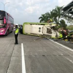Mobil Rombongan Turis Menuju Bromo dan Bali Kecelakaan di Tol Sumo
