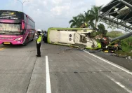 Mobil Rombongan Turis Menuju Bromo dan Bali Kecelakaan di Tol Sumo