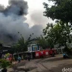 Pabrik Dua Putra Pati Terbakar, Belasan Mobil Damkar Diterjunkan untuk Pemadaman Api