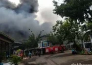 Pabrik Dua Putra Pati Terbakar, Belasan Mobil Damkar Diterjunkan untuk Pemadaman Api