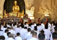Pattidana Jelang Waisak: Umat Buddha Purworejo Nyekar ke Makam Leluhur