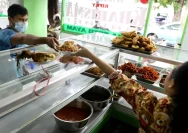 Pedagang Warteg Bandung Tegar Menghadapi Kenaikan Harga Bahan Pokok