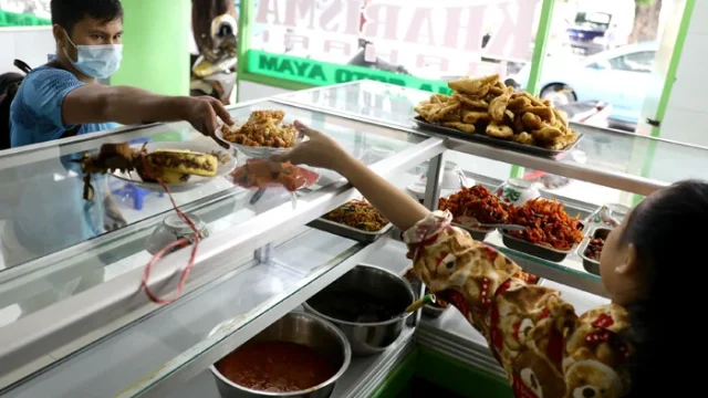 Pedagang Warteg Bandung Tegar Menghadapi Kenaikan Harga Bahan Pokok