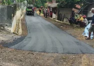 Pemerintah Diminta Perbaiki Jalan Desa dengan Aspal Hotmix
