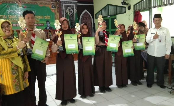 Penghargaan Prestasi: SMK Ma'arif 9 Kebumen Mengapresiasi Lulusan Terbaik MTs Negeri 5 Kebumen