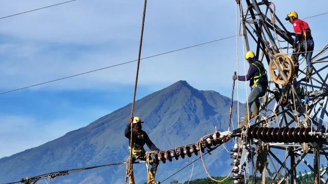 Personil PDKB PLN UPT Salatiga Gelar Climb Up Inspection untuk Mengamankan Sistem Transmisi Jateng dan DIY