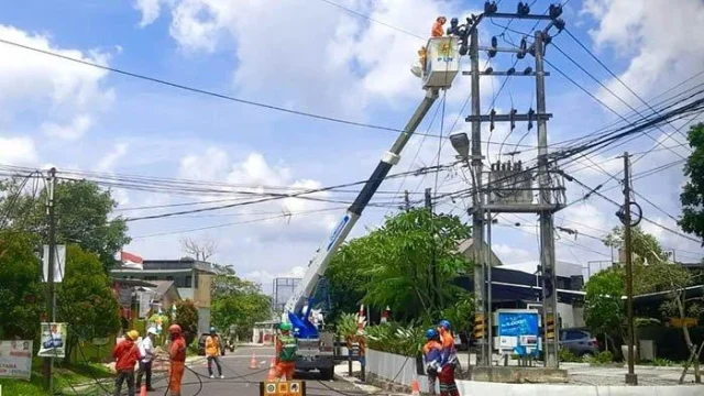 PLN Rawat Jaringan di Daerah Pleburan, Tegalsari, dan Sekitarnya