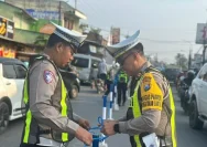 Polisi Siaga di Dua Simpang Lamongan: Menghadapi Kepadatan di Jam Sibuk Pagi