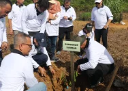 Presiden Prabowo Tanam Pohon Andalas Bersama Gubernur Sumbar Mahyeldi di Unand