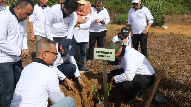 Presiden Prabowo Tanam Pohon Andalas Bersama Gubernur Sumbar Mahyeldi di Unand