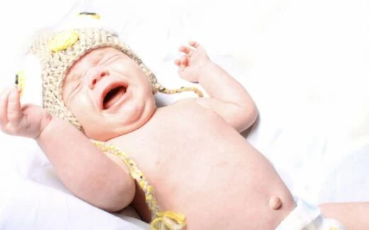 Pusar Bayi Menonjol? Ini Penyebabnya yang Mungkin Anda Tidak Sadari