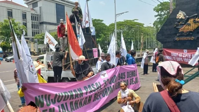 Ratusan Petani dan Nelayan Menggelar Demo di Kantor Gubernur Jateng