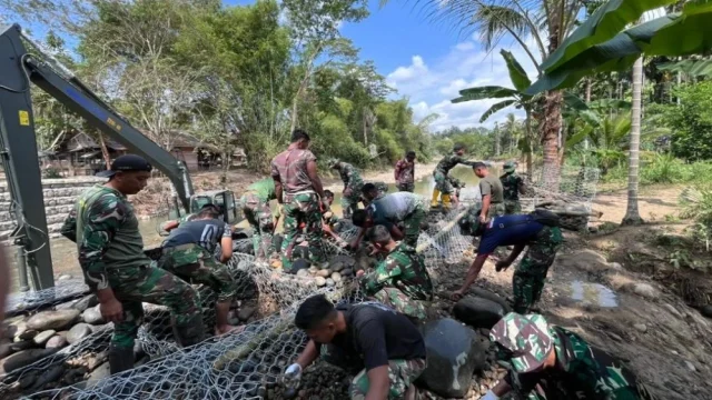 TNI Berkontribusi pada Pembangunan Nasional dengan Menghadirkan Akses Dasar untuk Masyarakat Terpencil