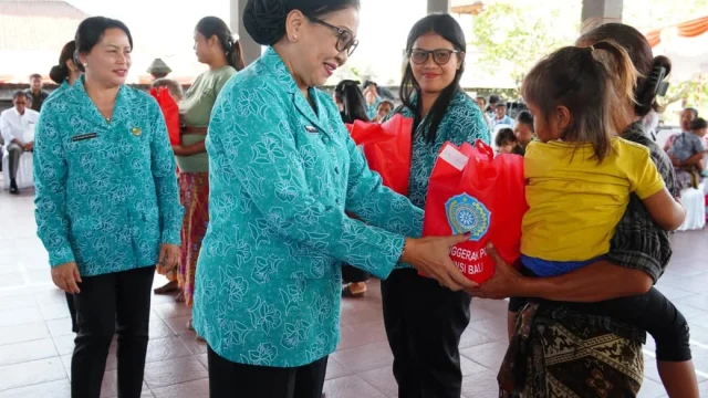 TP PKK Badung dan TP PKK Provinsi Bali Salurkan Bantuan kepada Masyarakat di Tiga Desa
