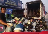 Truk Mi Instan Terbakar di Mojokerto, 1.200 Karton Hangus