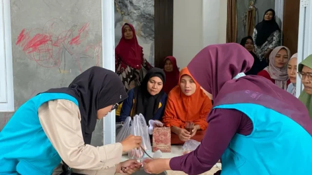 Ubah Limbah Jadi Berkah: KKN UIN Walisongo Mengajarkan Fatayat Olah Minyak Jelantah Jadi Sabun Cuci Tangan